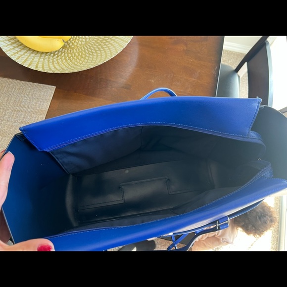 Tory Burch purse, it’s a medium size purse, used but in very good condition. - Picture 2 of 3